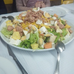 Salada de atum, queijo fresco e ovo