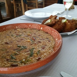 Arroz de feijão com costeletas panadas